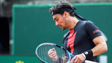 El tenista italiano Fabio Fognini reacciona ante el estadounidense Noah Rubin durante el partido que enfrent&oacute; a ambos en la segunda ronda del torneo de tenis de Ginebra (Suiza) hoy, 23 de mayo de 2018. 