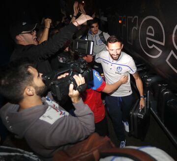 Levante fans took to the street to wecolme the team bus on its return to Valencia following the 1-2 win against Real Madrid at the Bernabéu.