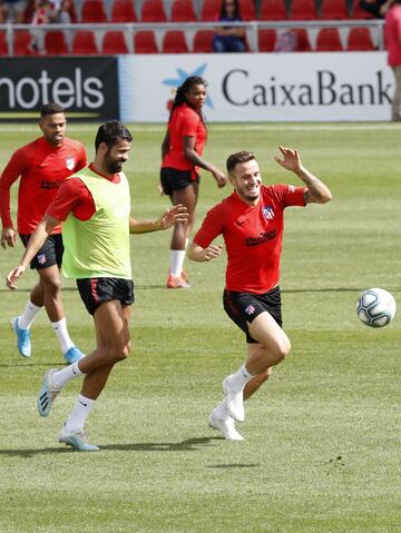 Los jugadores del Atlético de Madrid y las jugadoras del equipo femenino han disputado un partidillo. 