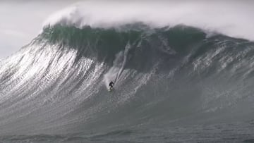 Nic Von Rupp surfeando la ola m&aacute;s grande del a&ntilde;o en Praia do Norte, Nazar&eacute; (Portugal), el 7 de noviembre del 2022. Grabado por Tim Bonython.