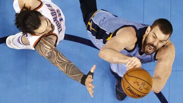 Marc Gasol con Steven Adams.