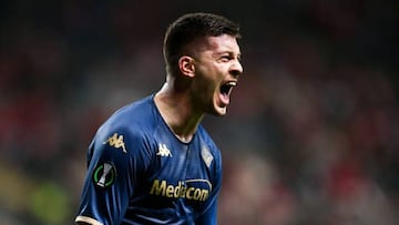 BRAGA, PORTUGAL - FEBRUARY 16: Luka Jovic of ACF Fiorentina celebrates after scoring his team's first goal during the UEFA Europa Conference League knockout round play-off leg one match between Sporting Braga and ACF Fiorentina at Estadio Municipal de Braga on February 16, 2023 in Braga, Portugal. (Photo by Diogo Cardoso/DeFodi Images via Getty Images)