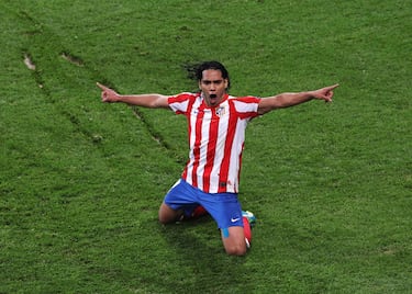 Estuvo dos temporadas vestido de rojiblanco. En el club madrileño, que pagó 40 millones de euros, dejó un gran recuerdo, tanto en su faceta de deportista como personal. Jugó las temporadas 2011-12 y 2012-13. Memorables fueron sus partidos en las finales de Europa League y Supercopa de Europa. En la primera le hizo dos goles al Athletic y en el segundo tres al Chelsea. Ganó esos dos títulos y se encumbró como el mejor 9 del mundo. También ganó la Copa del Rey en el histórico partido en el Bernabéu ante el Real Madrid. Jugó 91 partidos de rojiblanco y marcó 88 goles. Es uno de los mejores 9 históricos del Atlético.