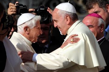 El Papa Francisco (derecha) saluda al Papa em谷rito Benedicto XVI, cuyo renuncia supuso el ascenso del obispo Jorge Bergoglio al cargo de Papa.
