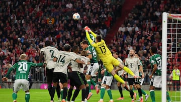 Munich (Germany), 26/09/2025.- Goalkeeper Karl Hein of Bremen makes a save during the German Bundesliga soccer match between FC Bayern Munich vs SV Werder Bremen in Munich, Germany, 26 September 2025. (Alemania) EFE/EPA/ANNA SZILAGYI CONDITIONS - ATTENTION: The DFL regulations prohibit any use of photographs as image sequences and/or quasi-video.