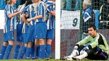 <b>CONTUNDENTE.</b> El Deportivo celebra su segundo gol ante la impotencia de Sergio Asenjo, que fue expulsado posteriormente en la segunda parte.