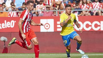 Juanjo Narv&aacute;ez conduce el bal&oacute;n durante el partido contra el Girona.
 
 
  