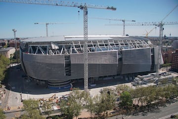 Las obras de remodelacin del estadio del Real Madrid siguen su curso sin descanso a pocos meses de su inauguracin. El club blanco presentado nuevas instantneas del interior y de la fachada del estadio.