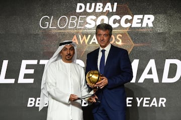 Miguel Ángel Gil Marín, CEO del Atlético de Madrid, con el trofeo al Mejor Equipo del año 2018.