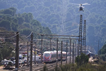 Equipos de emergencia trabajan en el lugar de un accidente de tren en Adamuz.