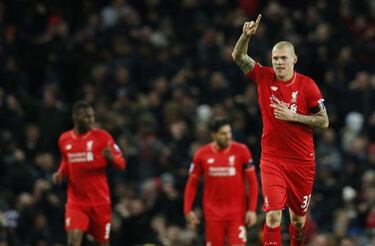 Barcelona knocked back by Fenerbahce's Martin Skrtel