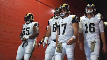 LOS ANGELES, CA - NOVEMBER 06: Quarterbacks Case Keenum #17 (C) and Jared Goff #16 (R) of the Los Angeles Rams wait in the tunnel to take the field for the game against the Carolina Panthers at the Los Angeles Coliseum on November 6, 2016 in Los Angeles, California. Harry How/Getty Images/AFP
== FOR NEWSPAPERS, INTERNET, TELCOS & TELEVISION USE ONLY ==