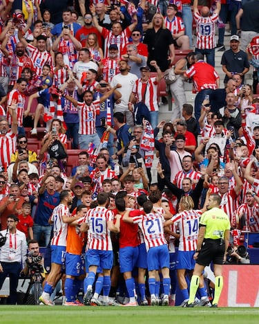 Los jugadores del Atlético de Madrid celebran con la afición el 5-2 de Griezmann. 