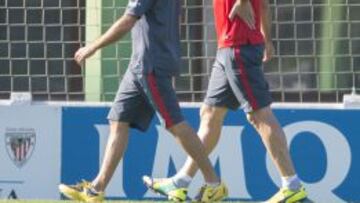 Aduriz se retira con molestias junto a un fisioterapeuta.