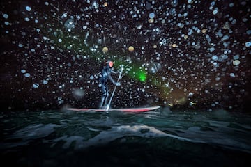 La nieve, la baja temperatura del agua... Nada detiene a estos surfistas que una temporada más disfrutan de la islas noruegas de Lofoten, en pleno Círculo Ártico. En la foto, Myrtille Heissat.