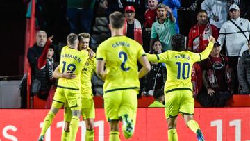 GRANADA, 30/10/2023.- Los jugadores del Villarreal celebran el tercer gol del equipo castellonense durante el encuentro correspondiente a la jornada 11 de primera división que disputan hoy lunes frente al Granada en el estadio Nuevo Los Carmenes de Granada. EFE / Miguel Ángel Molina.
