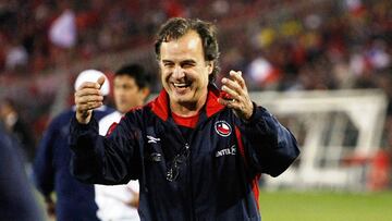 Marcelo Bielsa festejando un gol.