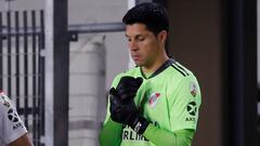 CL19. BUENOS AIRES (ARGENTINA), 19/05/2021.- Enzo Nicol&aacute;s P&eacute;rez, portero de River Plate, entra al campo hoy, durante un partido del Grupo D de Copa Libertadores, entre el River Plate argentino y Santa Fe de Colombia, en el Estadio Monumental, en Buenos Aires (Argentina). EFE/ Juan Ignacio Roncoroni POOL