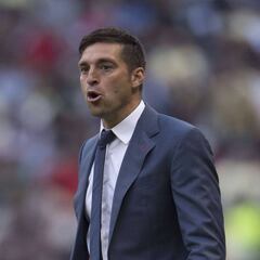 Diego Alonso; uno de los candidatos más avanzados para tomar Pumas