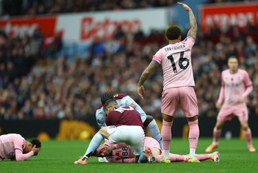 Adam Smith, del AFC Bournemouth, sobre el césped del Villa Park tras chocar con su compañero de equipo, Tyler Adams. 