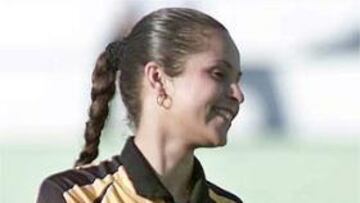 <b>POLÉMICA.</b> La árbitro asistente ha sido suspendida por posar desnuda para la revista 'Playboy'.