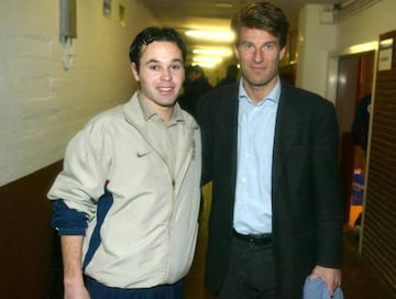 Iniesta con su ídolo Laudrup.