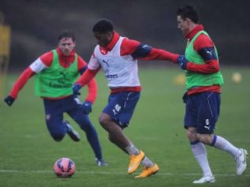 Arsenal se entrenó este sábado bajo la lluvia en Londres.