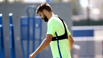 GRA077. SANT JOAN DESPÍ (BARCELONA), 20/05/2017.- El defensa del FC Barcelona Gerard Piqué, al inicio del entrenamiento que realiza la plantilla barcelonista para preparar el último partido de LaLiga que disputarán mañana ante el Eibar en el Camp Nou de la capital catalana. EFE/Toni Albir