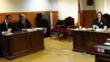 <b>JUZGADO. </b>La jueza Pujol, al fondo, escuchó a los abogados del G-6 (izquierda en la foto) y de la LFP.