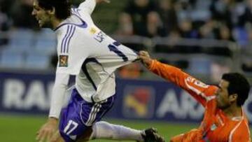 <b>FRENADO. </b>Lafita, que en la imagen es frenado en falta por Redondo cuando buscaba el área de Renan, resume la fracasada búsqueda del gol por parte del Zaragoza.