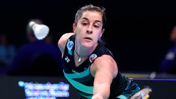 La jugadora española Carolina Marin devuelve el volante durante su partido ante Rachel Sugden en los Campeonatos de Europa de Bádminton.