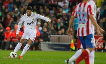 11/04/12 - En la campaña 2011/12 Cristiano Ronaldo, en el derbi madrileño, consiguió anotar un gol de falta que siempre será recordado. El portero del Atlético de Madrid, Courtois, no puedo hacer otra cosa que seguir el balón con la mirada.