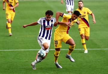 El jugador del Barcelona, Ronald Araujo, pugna un balón con el jugador del Valladolid, Enes Unal.