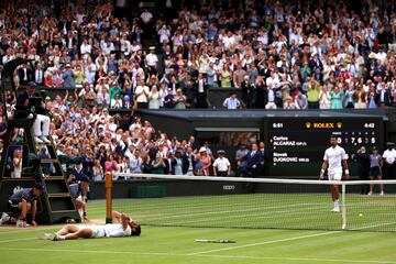 Alcaraz celebra su título de Wimbledon.