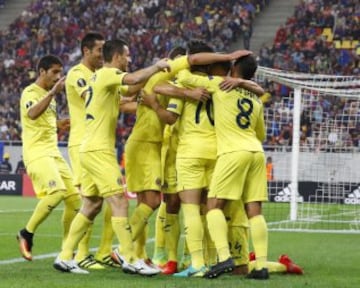 Los jugadores celebran el 0-1 de Santos Borré.