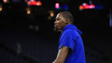 OAKLAND, CA - MAY 31: Kevin Durant #35 of the Golden State Warriors warms up during practice for the 2017 NBA Finals at ORACLE Arena on May 31, 2017 in Oakland, California. NOTE TO USER: User expressly acknowledges and agrees that, by downloading and or using this photograph, User is consenting to the terms and conditions of the Getty Images License Agreement. Ezra Shaw/Getty Images/AFP
== FOR NEWSPAPERS, INTERNET, TELCOS & TELEVISION USE ONLY ==