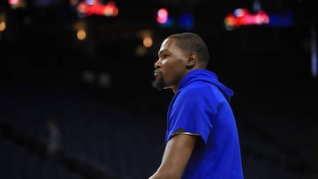 OAKLAND, CA - MAY 31: Kevin Durant #35 of the Golden State Warriors warms up during practice for the 2017 NBA Finals at ORACLE Arena on May 31, 2017 in Oakland, California. NOTE TO USER: User expressly acknowledges and agrees that, by downloading and or using this photograph, User is consenting to the terms and conditions of the Getty Images License Agreement.   Ezra Shaw/Getty Images/AFP
 == FOR NEWSPAPERS, INTERNET, TELCOS &amp; TELEVISION USE ONLY ==