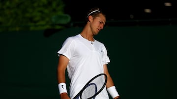 El tenista estadounidense Sebastian Korda reacciona durante su partido ante Jiri Vesely en Wimbledon.