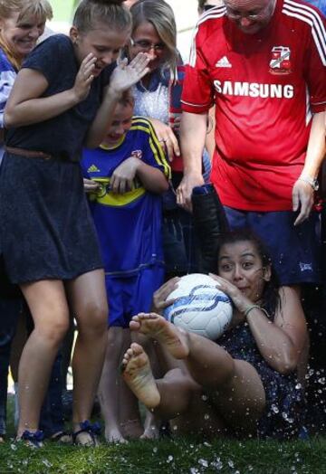 Partido anual de fútbol sobre las aguas del río Windrush