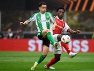 Real Betis' Spanish midfielder #15 Alvaro Fidalgo (L) and Real Betis' Colombian forward #19 Cucho Hernandez vie for the ball during the UEFA Europa League quarter final first leg football match between SC Braga and Real Betis at Municipal stadium of Braga, on April 8, 2026. (Photo by Miguel RIOPA / AFP)