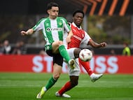 Real Betis' Spanish midfielder #15 Alvaro Fidalgo (L) and Real Betis' Colombian forward #19 Cucho Hernandez vie for the ball during the UEFA Europa League quarter final first leg football match between SC Braga and Real Betis at Municipal stadium of Braga, on April 8, 2026. (Photo by Miguel RIOPA / AFP)