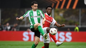 Real Betis' Spanish midfielder #15 Alvaro Fidalgo (L) and Real Betis' Colombian forward #19 Cucho Hernandez vie for the ball during the UEFA Europa League quarter final first leg football match between SC Braga and Real Betis at Municipal stadium of Braga, on April 8, 2026. (Photo by Miguel RIOPA / AFP)
