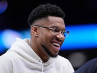 MILWAUKEE, WISCONSIN - FEBRUARY 04: Giannis Antetokounmpo #34 of the Milwaukee Bucks looks on during a timeout in the first half against the New Orleans Pelicans at Fiserv Forum on February 04, 2026 in Milwaukee, Wisconsin. NOTE TO USER: User expressly acknowledges and agrees that, by downloading and or using this photograph, User is consenting to the terms and conditions of the Getty Images License Agreement. John Fisher/Getty Images/AFP (Photo by John Fisher / GETTY IMAGES NORTH AMERICA / Getty Images via AFP)