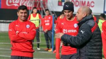 La Roja prueba con Gutiérrez de enganche y Valdivia de '9'