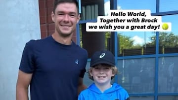 El tenista polaco Kamil Majchrzak posa con el niño al que le robaron la gorra que le dio en el US Open