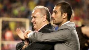 <b>...AL ABRAZO DE 2009. </b>El técnico rodea al delegado en los festejos por la obtención de la Liga y Copa.