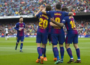 Los jugadores del Barcelona celebrando el gol 1-0  de Luis Suárez 