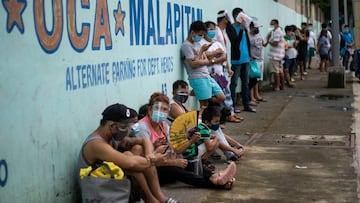 Imagen de varias personas esperando a hacerse los test de coronavirus en Manila, Filipinas.