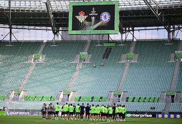 Vista general del estadio mientras los jugadores del Real Betis durante el entrenamiento previo a la final de la UEFA Conference League 2025.