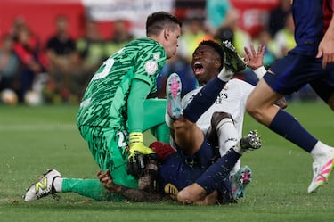 Vinicius cae en el área tras chocar con Íñigo Martínez y Wojciech Szczesny, la acción no fue señalada como penalti por haber fuera de juego en la jugada.
